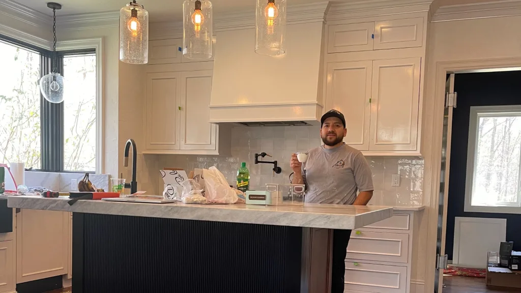 alex 216 pintura cabinet expert and owner